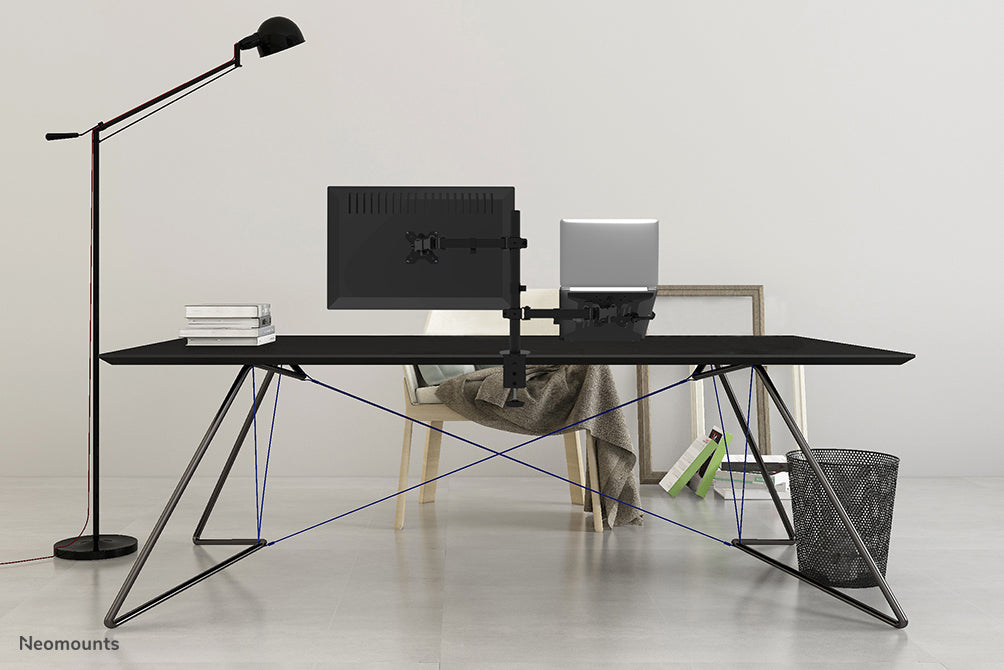 Neomounts FPMA-D550NOTEBOOK est un support de bureau pour un ordinateur portable et un écran plat jusqu'à 32 pouces.