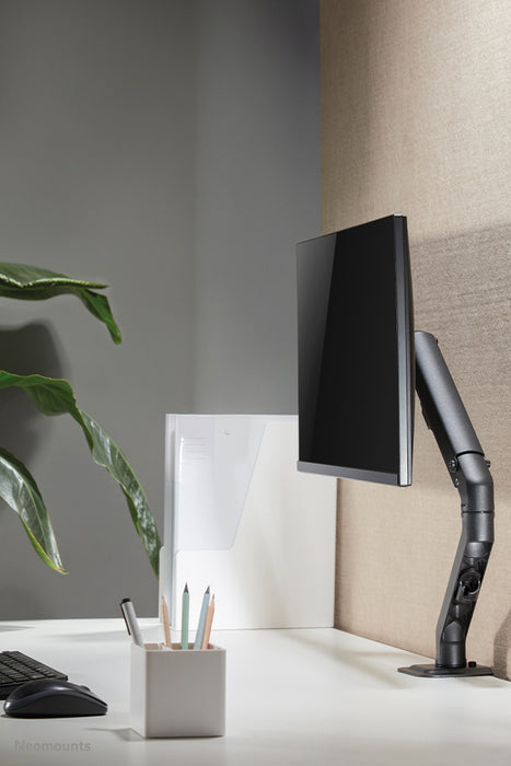 Neomounts FPMA-D650 noir est un support de bureau à mouvement complet pour écrans jusqu'à 27 pouces (69 cm).