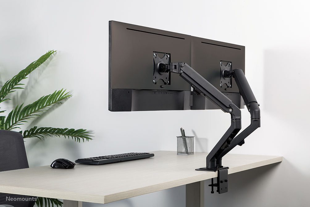 Neomounts FPMA-D650D noir est un support de bureau à mouvement complet pour écrans jusqu'à 27 pouces (69 cm).