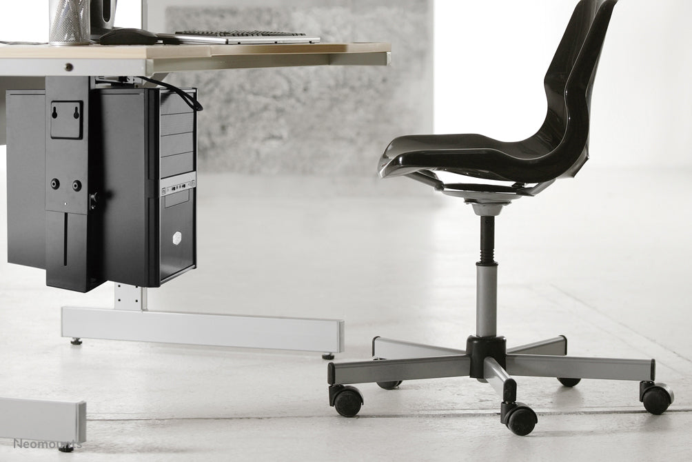 Neomounts NM-CPU100 noir est un support qui vous permet de fixer un PC ou un client léger au bureau.