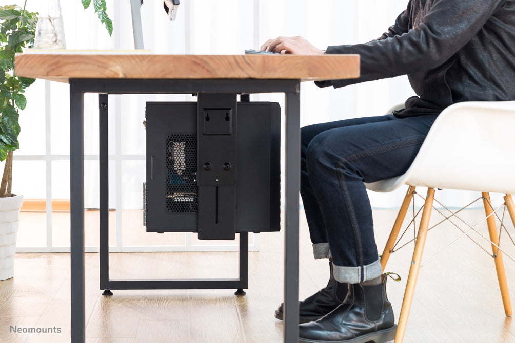 Neomounts NM-CPU100 noir est un support qui vous permet de fixer un PC ou un client léger au bureau.