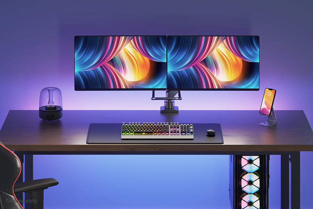 Neomounts NM-D775DX noir est un support de bureau à vérin à gaz avec barre transversale et levier pour écrans plats jusqu'à 32 pouces (81 cm).