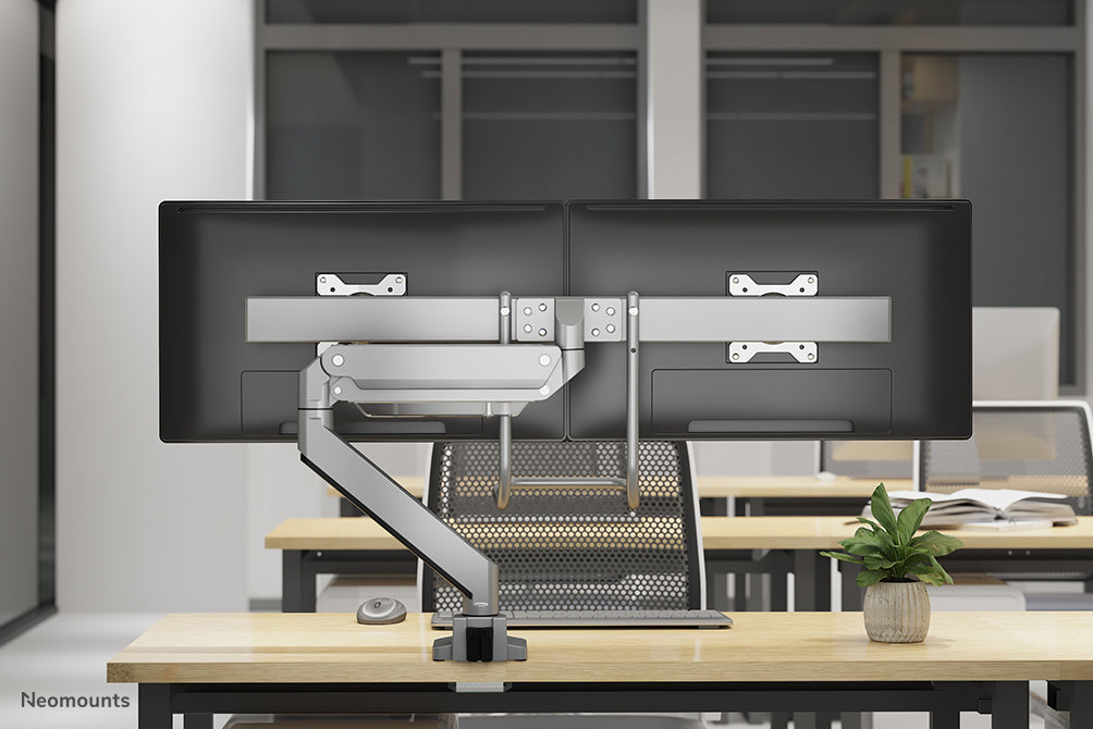 Neomounts NM-D775DX argent est un support de bureau à vérin à gaz avec barre transversale et levier pour écrans plats jusqu'à 32 pouces (81 cm).