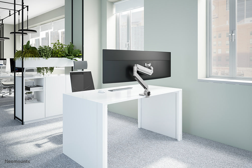 Neomounts NM-D775 zilverPLUS est un support de bureau à gaz pour moniteurs incurvés jusqu'à 49 pouces (124 cm) - Argenté