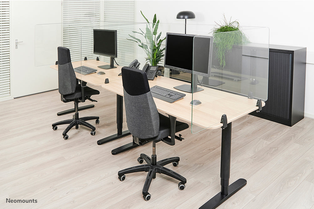Neomounts NS-GLSPROTECT120 est un écran en verre durable de 120 cm offrant une protection de distance sur le lieu de travail - Verre trempé, transparent, 100 % recyclable