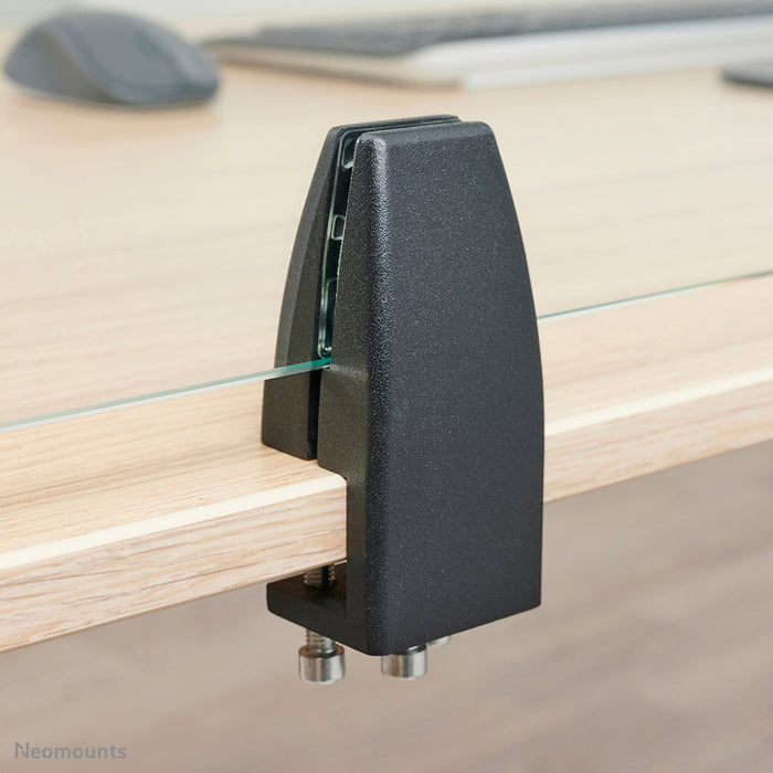 Neomounts NS-GLSPROTECT160 est un écran en verre durable de 158 cm offrant une protection contre la distance sur le lieu de travail - Verre trempé, transparent, 100 % recyclable