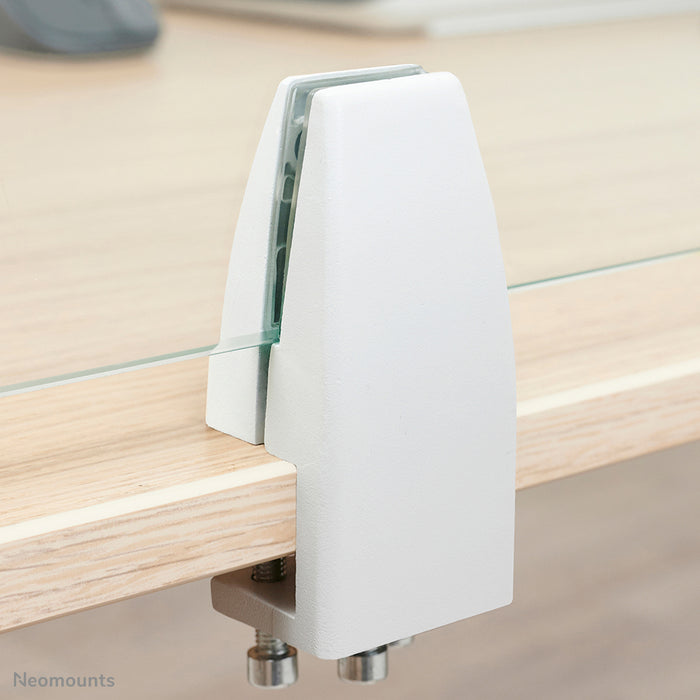 Neomounts NS-GLSPROTECT140 est un écran en verre durable de 138 cm offrant une protection contre la distance sur le lieu de travail - Verre trempé, transparent, 100 % recyclable