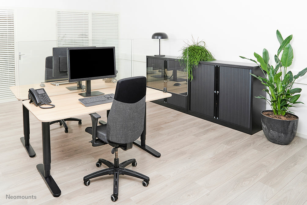 Neomounts NS-GLSPROTECT100 est un écran en verre durable de 100 cm offrant une protection contre la distance sur le lieu de travail - Verre trempé, transparent, 100 % recyclable
