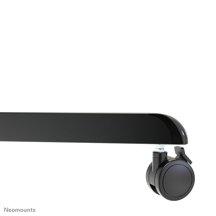 Neomounts NS-M1250 noir est un meuble mobile pour écrans plats jusqu'à 70 pouces (178 cm). Incl. plateau pour ordinateur portable - Noir