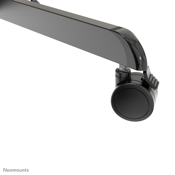 Neomounts NS-M1250 noir est un meuble mobile pour écrans plats jusqu'à 70 pouces (178 cm). Incl. plateau pour ordinateur portable - Noir