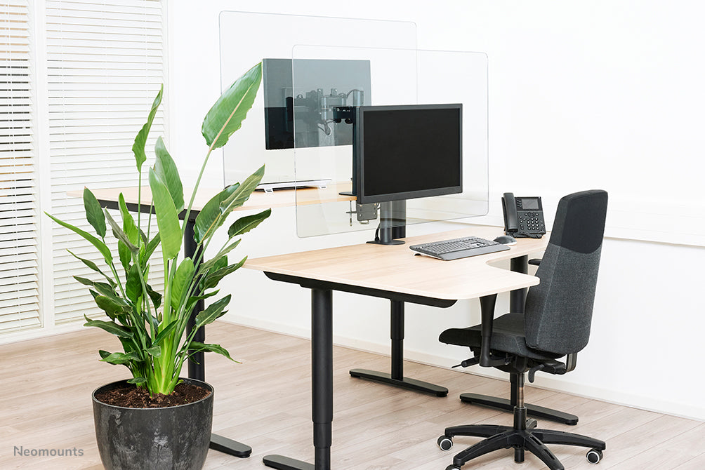 Neomounts NS-PLXPROTECT1 est un écran transparent pour 1 écran plat et offre une protection de distance sur le lieu de travail - Acrylique transparent, 100 % recyclable | PLXPROTECT est enregistré en tant que brevet de design de l'UE |