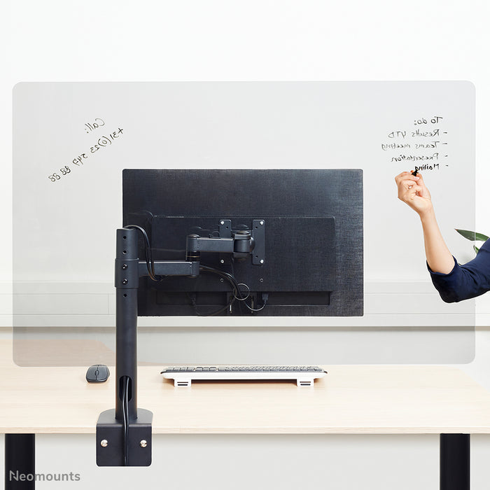 Neomounts NS-PLXPROTECT1 est un écran transparent pour 1 écran plat et offre une protection de distance sur le lieu de travail - Acrylique transparent, 100 % recyclable | PLXPROTECT est enregistré en tant que brevet de design de l'UE |