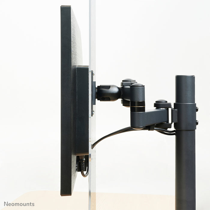Neomounts NS-PLXPROTECT1 est un écran transparent pour 1 écran plat et offre une protection de distance sur le lieu de travail - Acrylique transparent, 100 % recyclable | PLXPROTECT est enregistré en tant que brevet de design de l'UE |