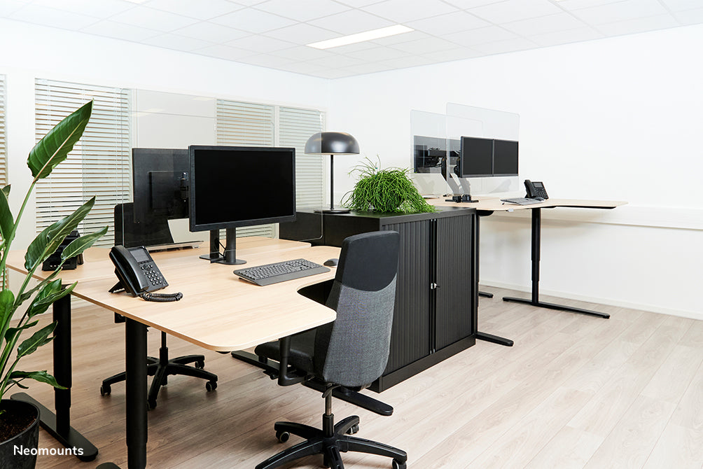 Neomounts NS-PLXPROTECT1 est un écran transparent pour 1 écran plat et offre une protection de distance sur le lieu de travail - Acrylique transparent, 100 % recyclable | PLXPROTECT est enregistré en tant que brevet de design de l'UE |