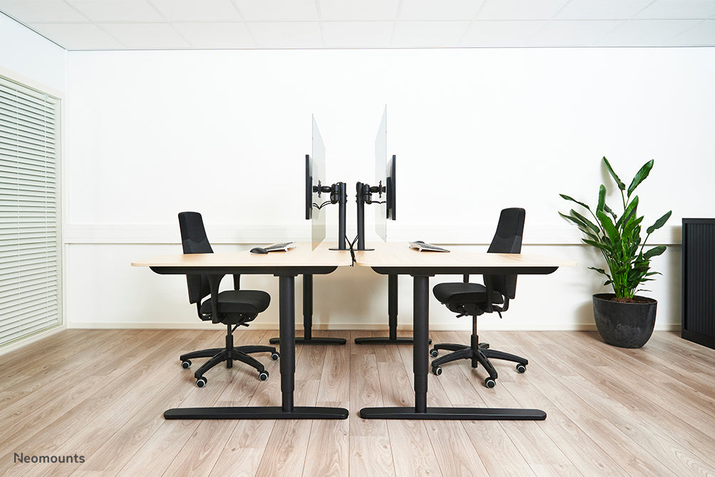 Neomounts NS-PLXPROTECT1 est un écran transparent pour 1 écran plat et offre une protection de distance sur le lieu de travail - Acrylique transparent, 100 % recyclable | PLXPROTECT est enregistré en tant que brevet de design de l'UE |