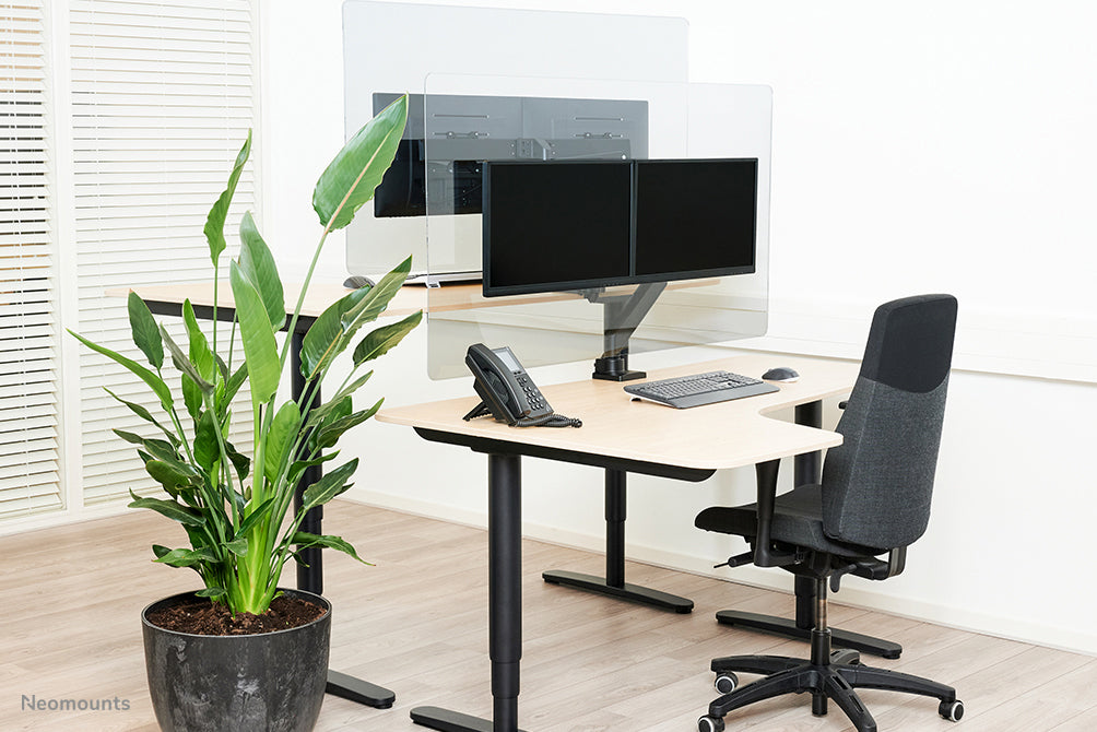 Neomounts NS-PLXPROTECT2 est un écran transparent pour 2 écrans plats et offre une protection contre la distance sur le lieu de travail - Acrylique transparent, 100 % recyclable | PLXPROTECT est enregistré en tant que brevet de design de l'UE |