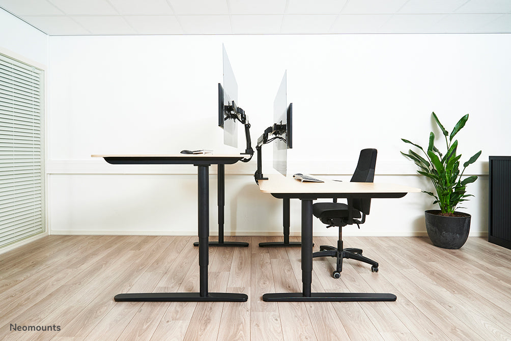 Neomounts NS-PLXPROTECT2 est un écran transparent pour 2 écrans plats et offre une protection contre la distance sur le lieu de travail - Acrylique transparent, 100 % recyclable | PLXPROTECT est enregistré en tant que brevet de design de l'UE |