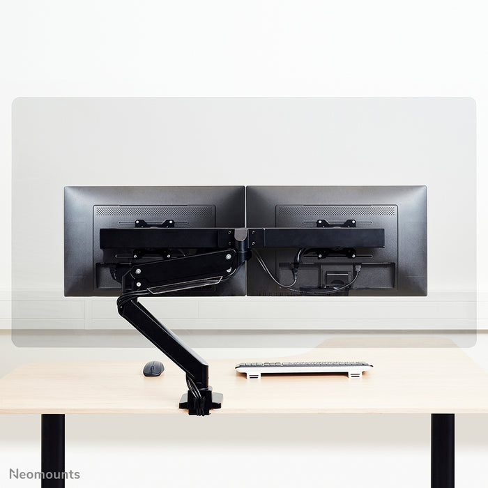 Neomounts NS-PLXPROTECT2 est un écran transparent pour 2 écrans plats et offre une protection contre la distance sur le lieu de travail - Acrylique transparent, 100 % recyclable | PLXPROTECT est enregistré en tant que brevet de design de l'UE |