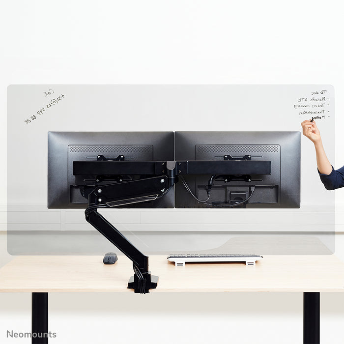 Neomounts NS-PLXPROTECT2 est un écran transparent pour 2 écrans plats et offre une protection contre la distance sur le lieu de travail - Acrylique transparent, 100 % recyclable | PLXPROTECT est enregistré en tant que brevet de design de l'UE |