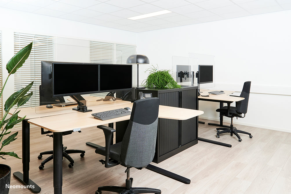 Neomounts NS-PLXPROTECT2 est un écran transparent pour 2 écrans plats et offre une protection contre la distance sur le lieu de travail - Acrylique transparent, 100 % recyclable | PLXPROTECT est enregistré en tant que brevet de design de l'UE |