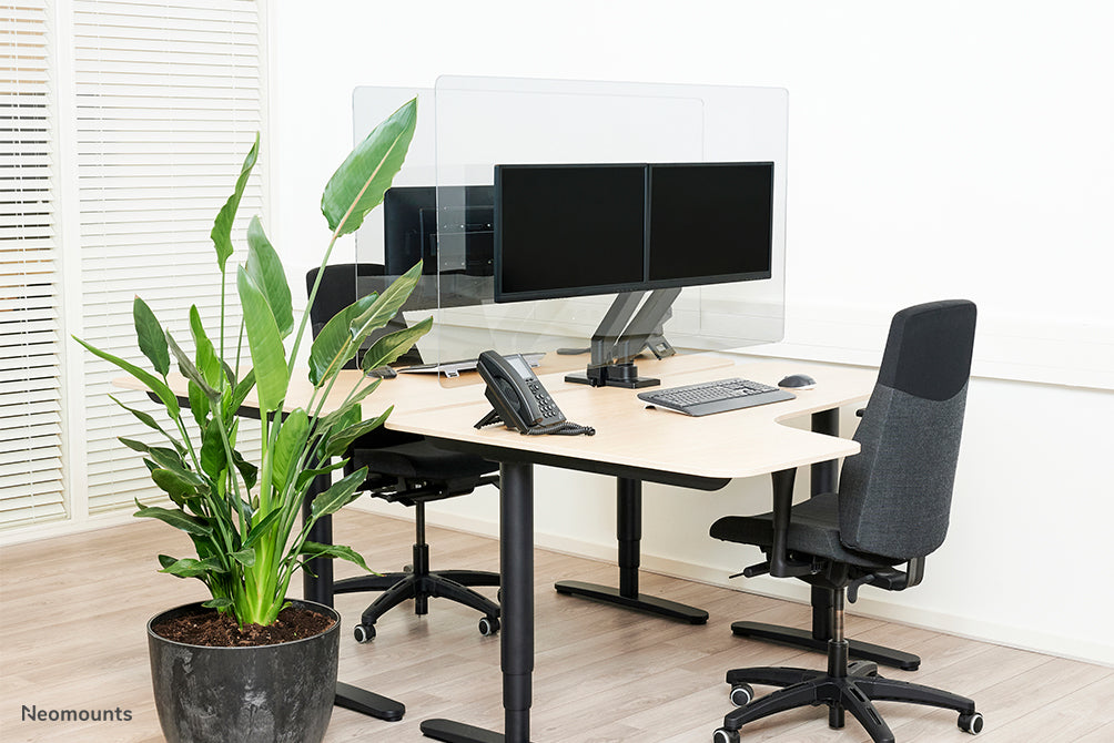 Neomounts NS-PLXPROTECT2 est un écran transparent pour 2 écrans plats et offre une protection contre la distance sur le lieu de travail - Acrylique transparent, 100 % recyclable | PLXPROTECT est enregistré en tant que brevet de design de l'UE |
