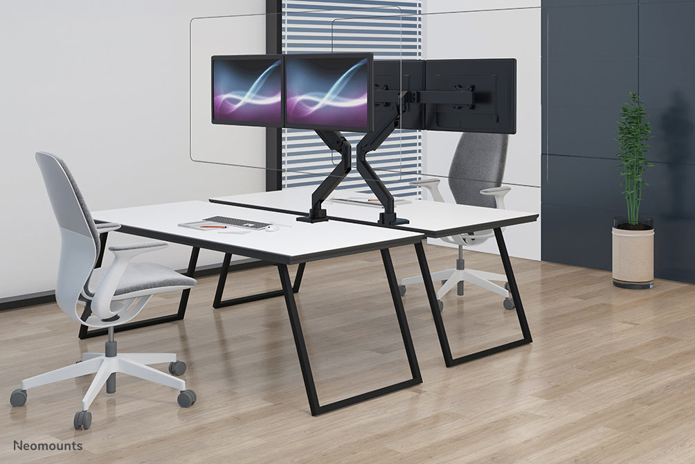 Neomounts NS-PLXPROTECT2 est un écran transparent pour 2 écrans plats et offre une protection contre la distance sur le lieu de travail - Acrylique transparent, 100 % recyclable | PLXPROTECT est enregistré en tant que brevet de design de l'UE |