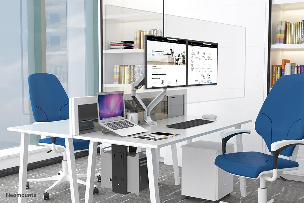 Neomounts NS-PLXPROTECT2 est un écran transparent pour 2 écrans plats et offre une protection contre la distance sur le lieu de travail - Acrylique transparent, 100 % recyclable | PLXPROTECT est enregistré en tant que brevet de design de l'UE |