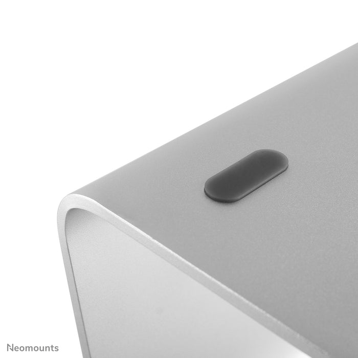 Neomounts NSLS050 est un support de bureau pivotant à 360 degrés pour un ordinateur portable.